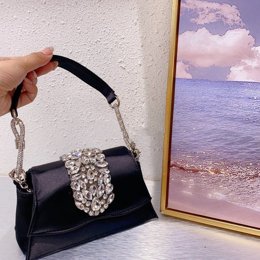 Bow Diamond Silk Satin Flap Small Square Bag $90.50 Dana Fashion Color: Black Women's Bags Product information: Lining texture: Polyester Applicable scenarios: Daily matching Color: black, red, GREAT pink, champagne, GREAT Black Outer bag type: Three-dime