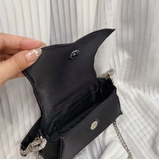 Bow Diamond Silk Satin Flap Small Square Bag $90.50 Dana Fashion Color: Black Women's Bags Product information: Lining texture: Polyester Applicable scenarios: Daily matching Color: black, red, GREAT pink, champagne, GREAT Black Outer bag type: Three-dime
