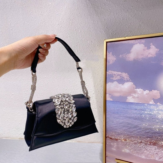 Bow Diamond Silk Satin Flap Small Square Bag $90.50 Dana Fashion Color: Black Women's Bags Product information: Lining texture: Polyester Applicable scenarios: Daily matching Color: black, red, GREAT pink, champagne, GREAT Black Outer bag type: Three-dime