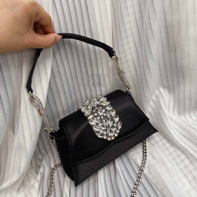 Bow Diamond Silk Satin Flap Small Square Bag $90.50 Dana Fashion Color: Black Women's Bags Product information: Lining texture: Polyester Applicable scenarios: Daily matching Color: black, red, GREAT pink, champagne, GREAT Black Outer bag type: Three-dime