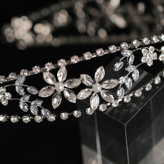 Bridal Crown Headdress Rhinestone Zircon Headband Light Luxury Wedding Wedding Accessories $35.82 Dana Fashion Color: White Women's Accessories Product information: Treatment Process: Electroplating Color: HG783 Style: Women's Material: Alloy Shape: Crown