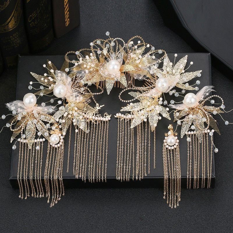 Bridal Head-mounted Antique Style Classical Wedding Hair Accessories $86.37 Dana Fashion Color: Ear Clip Women's Accessories Product information: Color :Seven-pieceear Hook, Seven-pieceear Clip Material: Pearl Packing list: Hair accessories * 7-piece set