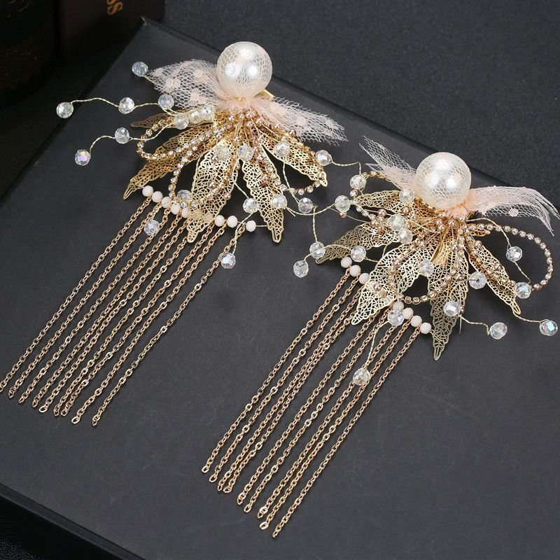 Bridal Head-mounted Antique Style Classical Wedding Hair Accessories $86.37 Dana Fashion Color: Ear Clip Women's Accessories Product information: Color :Seven-pieceear Hook, Seven-pieceear Clip Material: Pearl Packing list: Hair accessories * 7-piece set