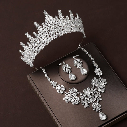 Bridal Headdress Crown Vintage Necklace Three-piece Earrings Set Pack $68.14 Dana Fashion Color: White Women's Accessories Product information: Treatment Process: Electroplating Color: White Style: Women's Material: Alloy Packing list: Headband+necklace+e