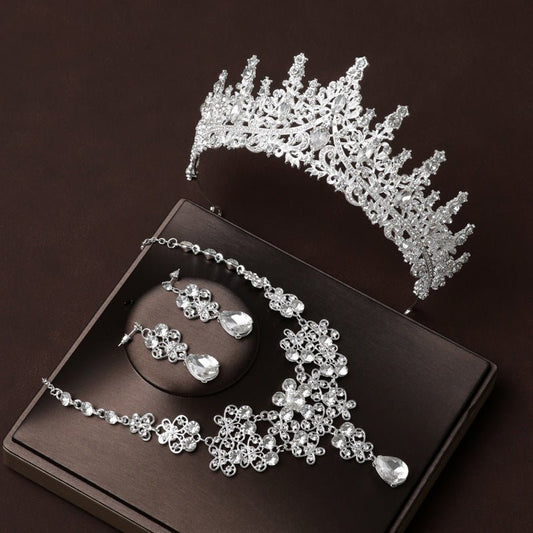 Bridal Headdress Crown Vintage Necklace Three-piece Earrings Set Pack $68.14 Dana Fashion Color: White Women's Accessories Product information: Treatment Process: Electroplating Color: White Style: Women's Material: Alloy Packing list: Headband+necklace+e