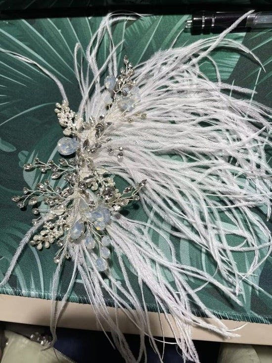 Bridal Wedding White Feather Alloy Diamond Crystal Hairband Hair Accessory $66.12 Dana Fashion Color: White Women's Accessories Product information: Color: White Material: Alloy Style: Korean style Packing list: Hairband *1 Product Image: