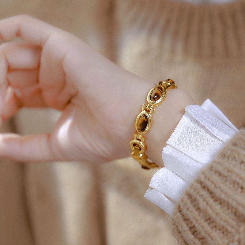 BS Gold Retro Rich Tigereye Chain Watch $25.00 Dana Fashion Color: Tiger Eye Champagne Gold Women's Accessories Product information: Color: Tiger Eye gold white, tiger eye champagne gold Thickness: 7mm Movement type: Quartz Dial diameter: 20*24 Crown type