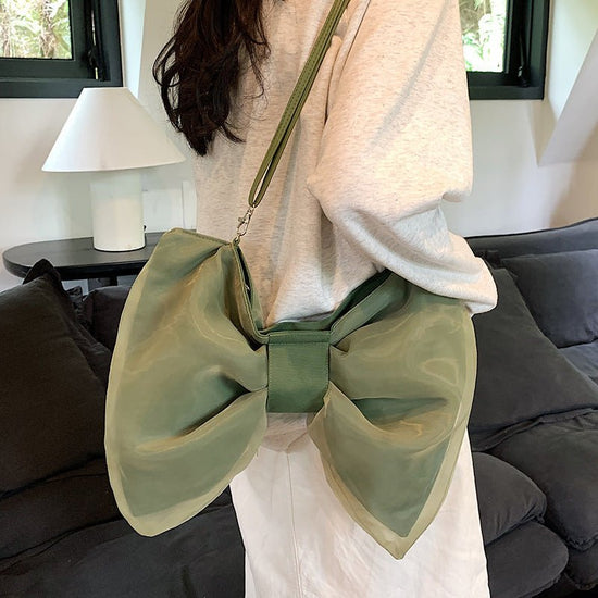 Butterfly Knot Personalized Shoulder Crossbody Bag $35.00 Dana Fashion Color: Black Size: No Specifications Women's Bags Product information: Lining texture: Polyester Applicable scenario: leisure travel Color: black, white, green Hardness: soft Size: no