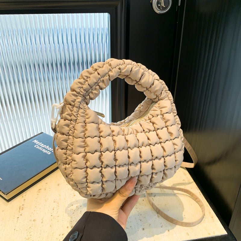 Casual Fashion Personalized Women's New Handbag $30.26 Dana Fashion Color: Beige Size: 22X15X6.5CM Women's Bags Product information: Color: Milky White, black, sky blue, khaki, pink Material: Plush Size: 22*15 * 6.5cm Style: Fashion Packing list: Women's
