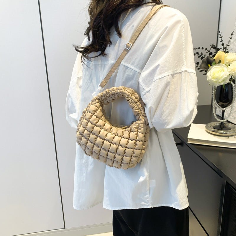 Casual Fashion Personalized Women's New Handbag $30.26 Dana Fashion Color: Beige Size: 22X15X6.5CM Women's Bags Product information: Color: Milky White, black, sky blue, khaki, pink Material: Plush Size: 22*15 * 6.5cm Style: Fashion Packing list: Women's