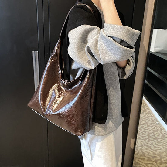Casual Simple Easy Matching Tote Bag $43.50 Dana Fashion Color: Black Women's Bags Product information: Lining texture: Polyester Color: black, brown, red, brown Material: PU Package internal structure: mobile phone bag Popular elements: sewing thread Siz