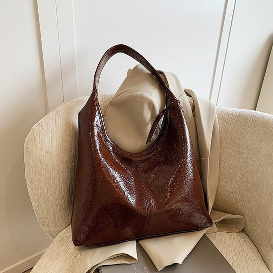 Casual Simple Easy Matching Tote Bag $43.50 Dana Fashion Color: Black Women's Bags Product information: Lining texture: Polyester Color: black, brown, red, brown Material: PU Package internal structure: mobile phone bag Popular elements: sewing thread Siz