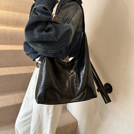 Casual Simple Easy Matching Tote Bag $43.50 Dana Fashion Color: Black Women's Bags Product information: Lining texture: Polyester Color: black, brown, red, brown Material: PU Package internal structure: mobile phone bag Popular elements: sewing thread Siz
