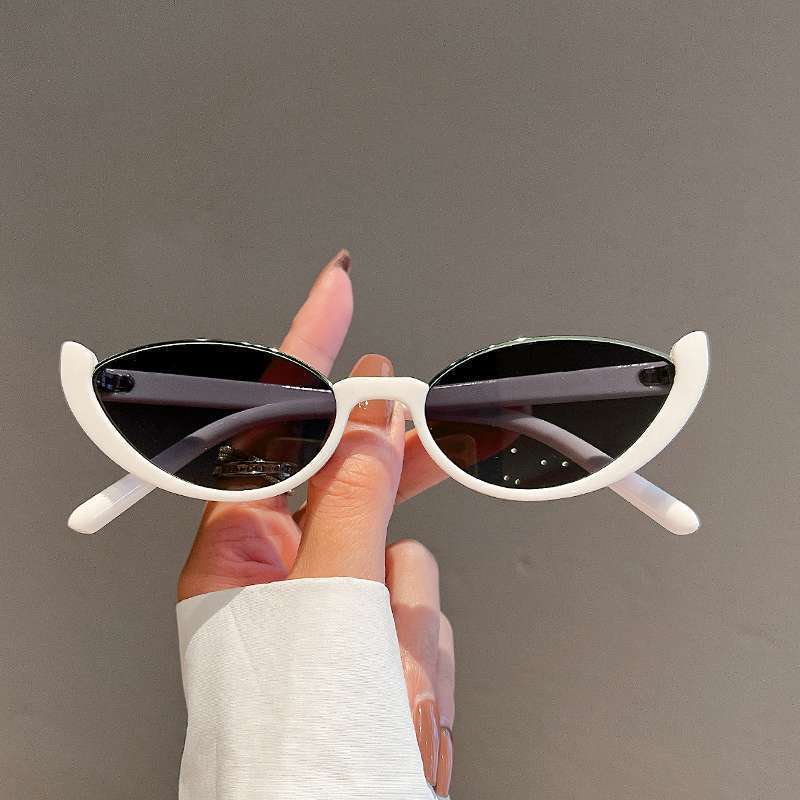 Cat Eye Sunglasses Women European And American Fashion Trending $15.52 Dana Fashion Color: White Frame Gradually Gray Women's Accessories Product information: Applicable scenarios: sun protection, fashion wear, stage performance, party gathering Color: Bl