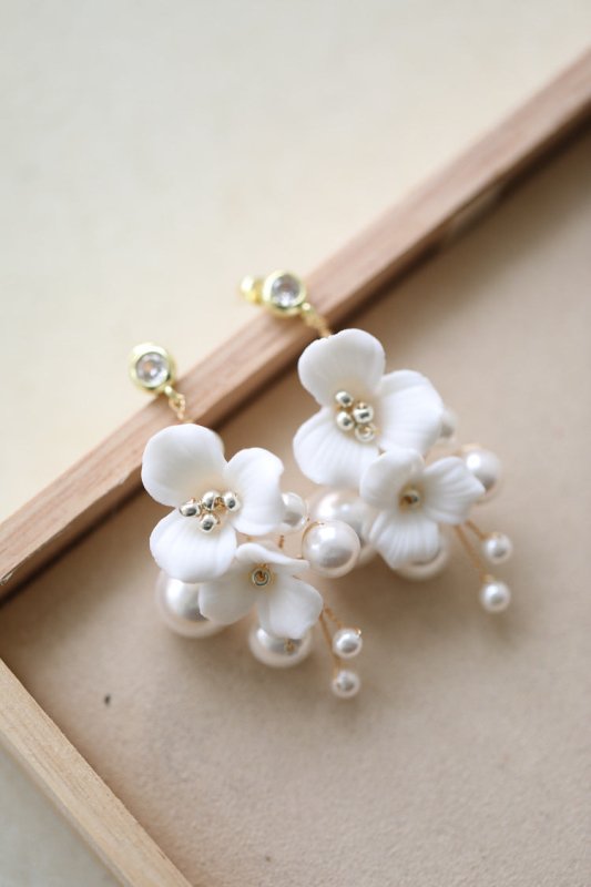 Ceramic Flower Pearl Embellished Bridal Hairpin Hair Plug Simple Hair Accessories $18.50 Dana Fashion Color: A Pair Of Gold Earrings Women's Accessories Product information: Style: Women's Color: gold one set, silver one set, gold earrings one pair (auric