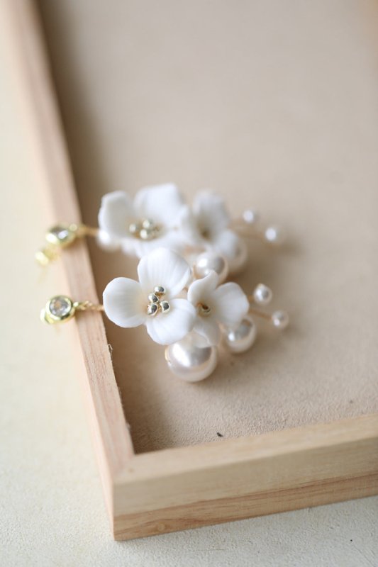 Ceramic Flower Pearl Embellished Bridal Hairpin Hair Plug Simple Hair Accessories $18.50 Dana Fashion Color: A Pair Of Silver Earrings Women's Accessories Product information: Style: Women's Color: gold one set, silver one set, gold earrings one pair (aur