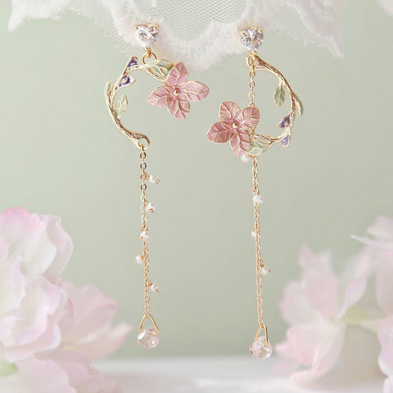 Cherry Blossom Girl Heart Asymmetry Super Fairy Slimming Sweet Earrings $20.00 Dana Fashion Color: Butterfly Winding Flower Women's Accessories Product information: Treatment Process: Electroplating Color: Cherry Blossom, lazy autumn ginkgo cat, four leav