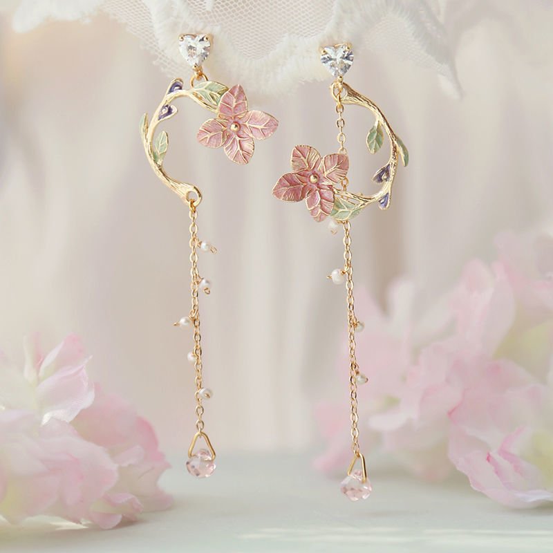 Cherry Blossom Girl Heart Asymmetry Super Fairy Slimming Sweet Earrings $20.00 Dana Fashion Color: Siyichun Women's Accessories Product information: Treatment Process: Electroplating Color: Cherry Blossom, lazy autumn ginkgo cat, four leaves spring, Pansy