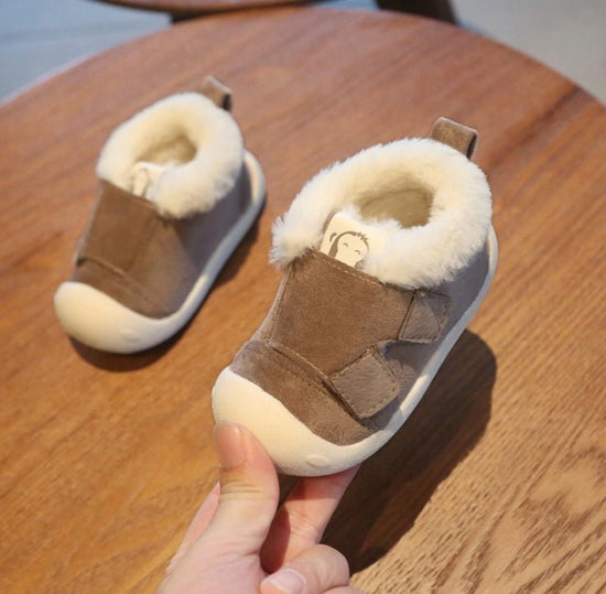 Children's Toddler Shoes $47.08 Dana Fashion Color: Coffee Size: 14 style: With Logo Baby & Mother Product category: cotton shoes Upper material: velvet Function: warm, wear-resistant, non-slip 14 yards / inner length 12cm, 15 yards / inner length 12.5cm,