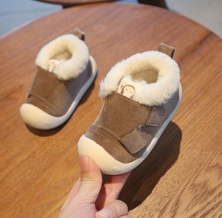 Children's Toddler Shoes $47.08 Dana Fashion Color: Coffee Size: 14 style: With Logo Baby & Mother Product category: cotton shoes Upper material: velvet Function: warm, wear-resistant, non-slip 14 yards / inner length 12cm, 15 yards / inner length 12.5cm,