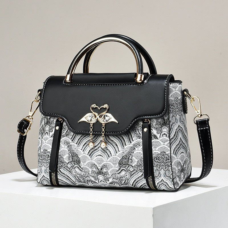 Chinese Style Embroidery Women's Handbag $46.25 Dana Fashion Color: Black Size: 23X11X18X7 Women's Bags Product information: Lining texture: Polyester Applicable scenarios: Daily matching Color: black, khaki, beige, Blue Outer bag type: Sandwich pocket Ha