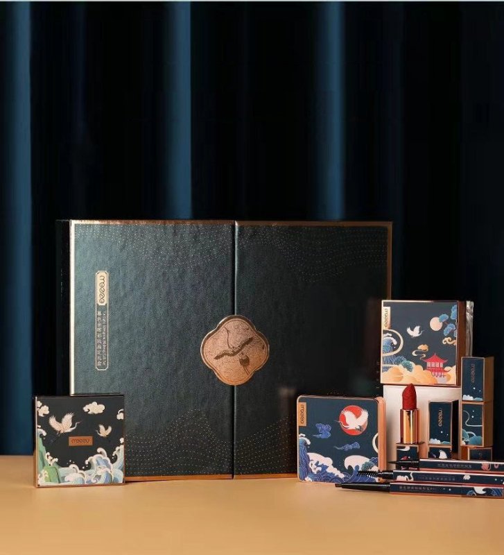 Chinoiserie Eyeshadow Carved Lipstick Set Makeup Set $98.00 Dana Fashion Color: Blue quantity: 1set makeup Product information: Applicable people: Ladies Skin Type: General Efficacy: moisturizing, concealer, modification, even skin Specifications: normal