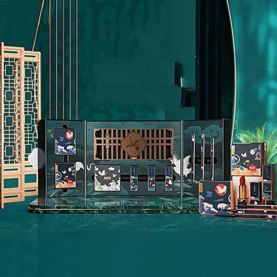 Chinoiserie Eyeshadow Carved Lipstick Set Makeup Set $98.00 Dana Fashion Color: Blue quantity: 1set makeup Product information: Applicable people: Ladies Skin Type: General Efficacy: moisturizing, concealer, modification, even skin Specifications: normal
