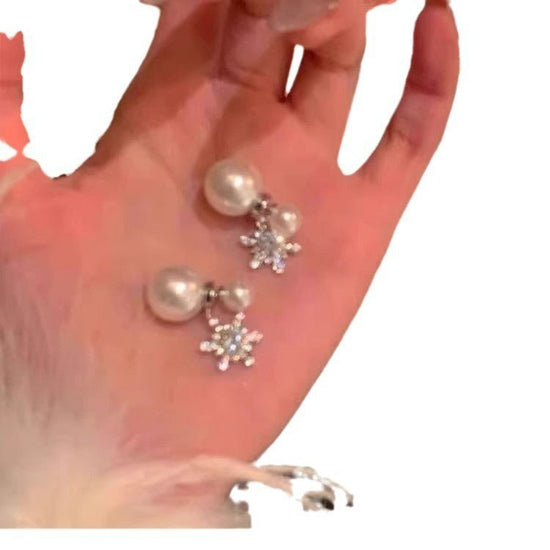Christmas Full Diamond Snowflake Pearl Stud Earrings $20.78 Dana Fashion Color: Snowflake Pearl Earrings Women's Accessories Product information: Treatment Process: inlaid zircon Color: Snowflake pearl earrings Applicable population: Female Material: Copp