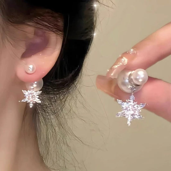Christmas Full Diamond Snowflake Pearl Stud Earrings $20.78 Dana Fashion Color: Snowflake Pearl Earrings Women's Accessories Product information: Treatment Process: inlaid zircon Color: Snowflake pearl earrings Applicable population: Female Material: Copp