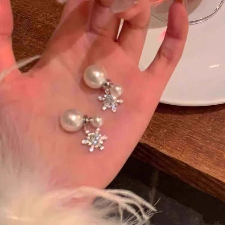Christmas Full Diamond Snowflake Pearl Stud Earrings $20.78 Dana Fashion Color: Snowflake Pearl Earrings Women's Accessories Product information: Treatment Process: inlaid zircon Color: Snowflake pearl earrings Applicable population: Female Material: Copp