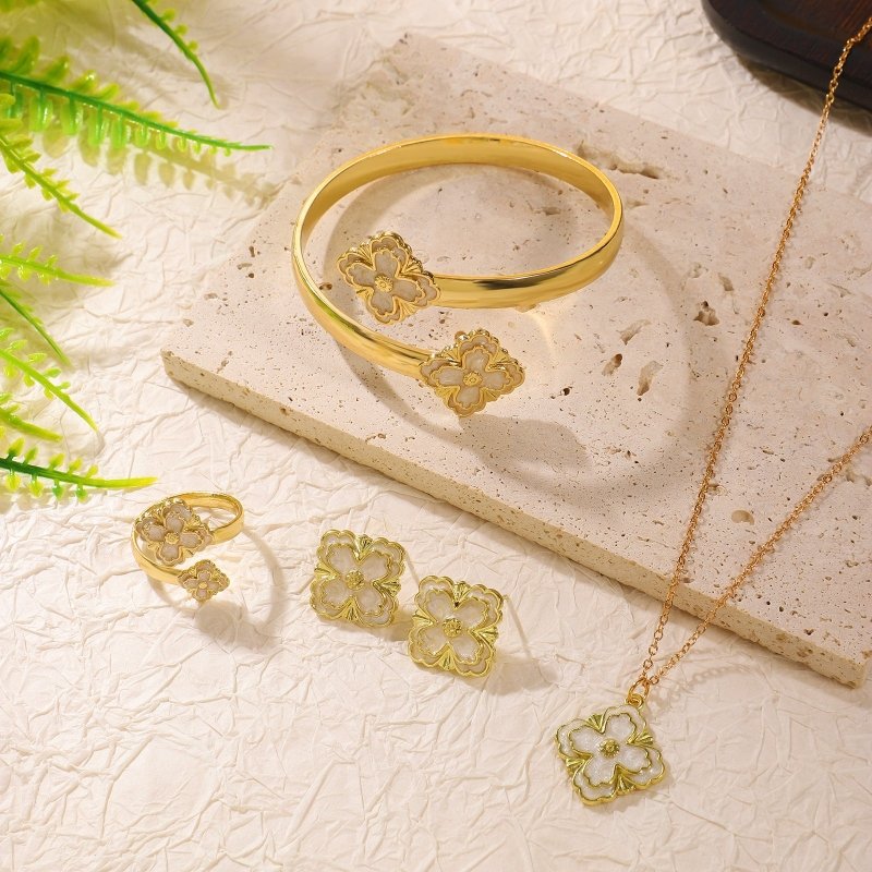 Clover Bracelet Earring Set $20.50 Dana Fashion Color: White Women's Accessories Product attributes Type: Jewelry Set Material: Alloy Inlay material: Drip oil Brand: Jiutong Shape: Flower Processing technology: Electroplating Origin: Yiwu Style: Women's M