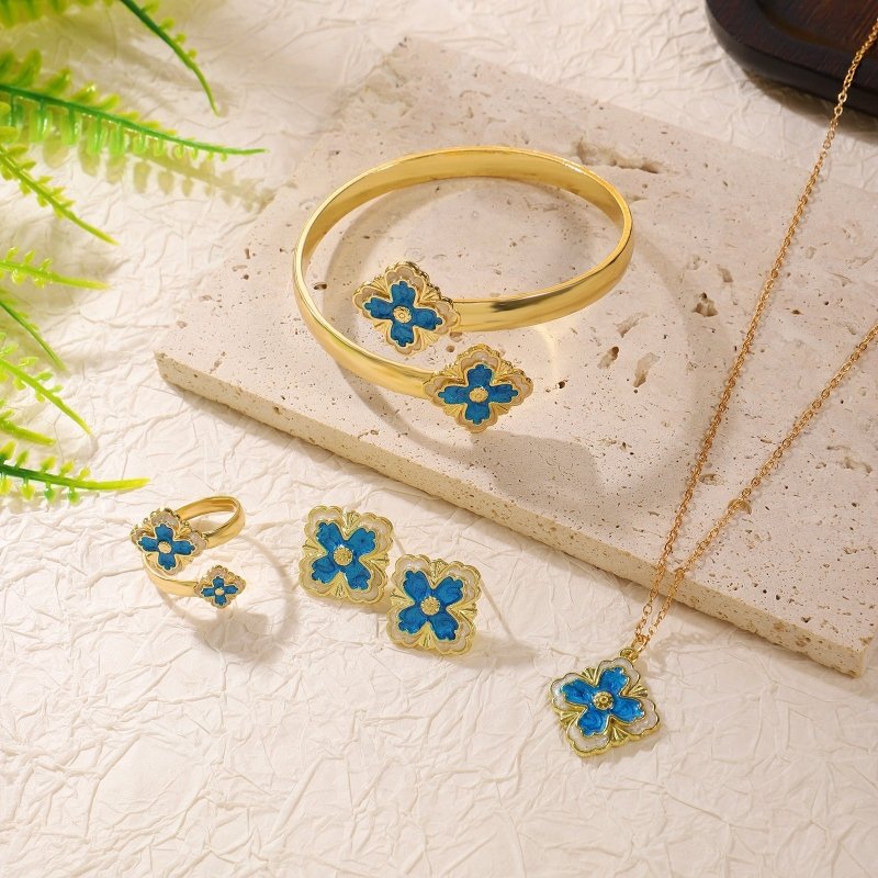 Clover Bracelet Earring Set $20.50 Dana Fashion Color: Blue Women's Accessories Product attributes Type: Jewelry Set Material: Alloy Inlay material: Drip oil Brand: Jiutong Shape: Flower Processing technology: Electroplating Origin: Yiwu Style: Women's Ma