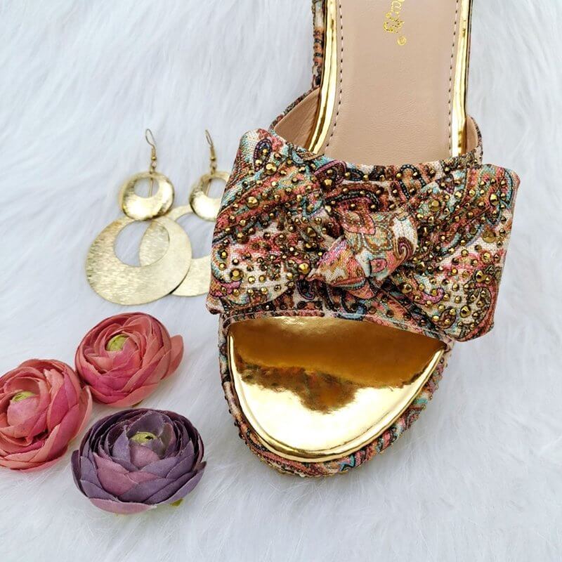 Comfortable Wedge Shoes Same Series Bag Suit $135.48 Dana Fashion Color: Black Size: 38 Women's shoes Product information: Lining material: printed cloth, microfiber Color: gold, black, green Heel height: high heels (6-8CM) Size: 39, 40, 41, 42, 38 Sole m