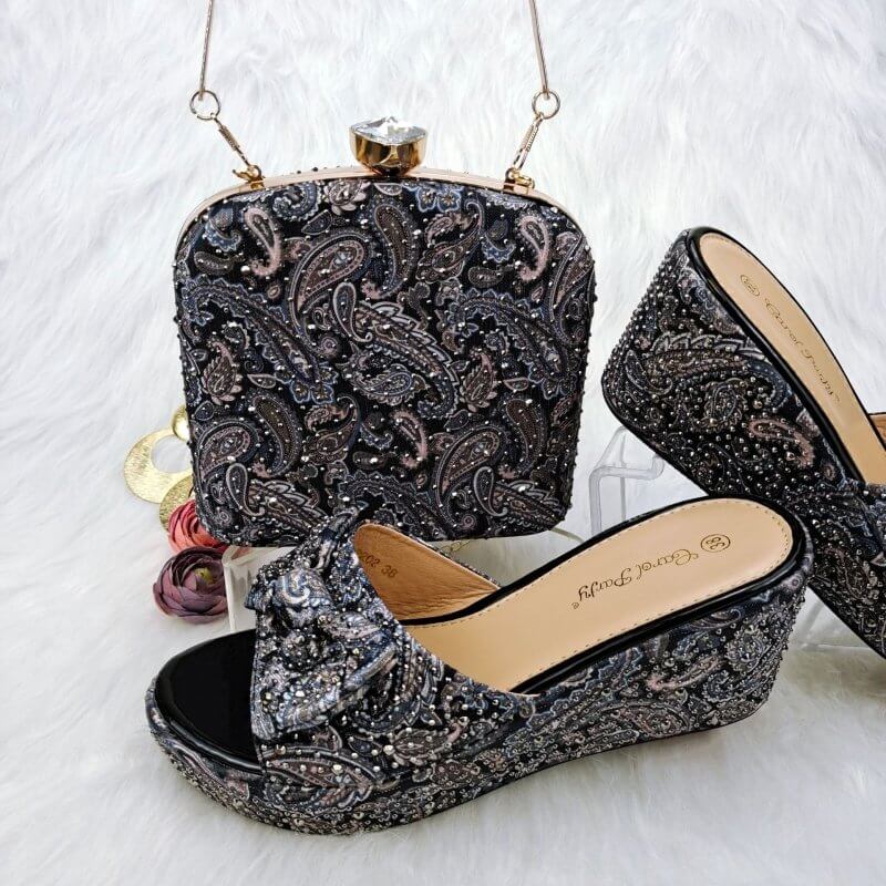 Comfortable Wedge Shoes Same Series Bag Suit $135.48 Dana Fashion Color: Black Size: 42 Women's shoes Product information: Lining material: printed cloth, microfiber Color: gold, black, green Heel height: high heels (6-8CM) Size: 39, 40, 41, 42, 38 Sole m