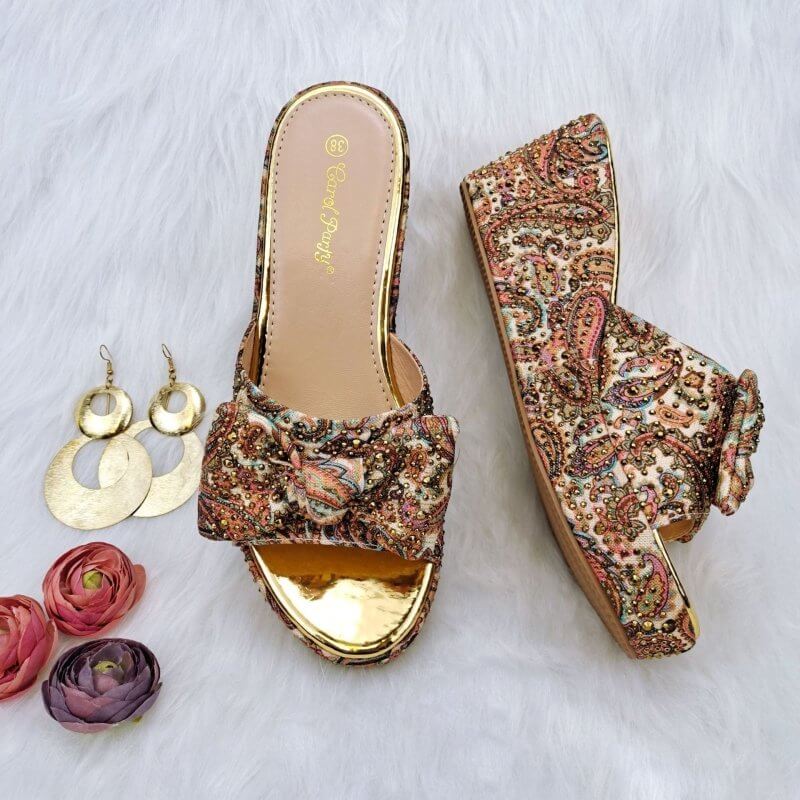 Comfortable Wedge Shoes Same Series Bag Suit $135.48 Dana Fashion Color: Black Size: 38 Women's shoes Product information: Lining material: printed cloth, microfiber Color: gold, black, green Heel height: high heels (6-8CM) Size: 39, 40, 41, 42, 38 Sole m