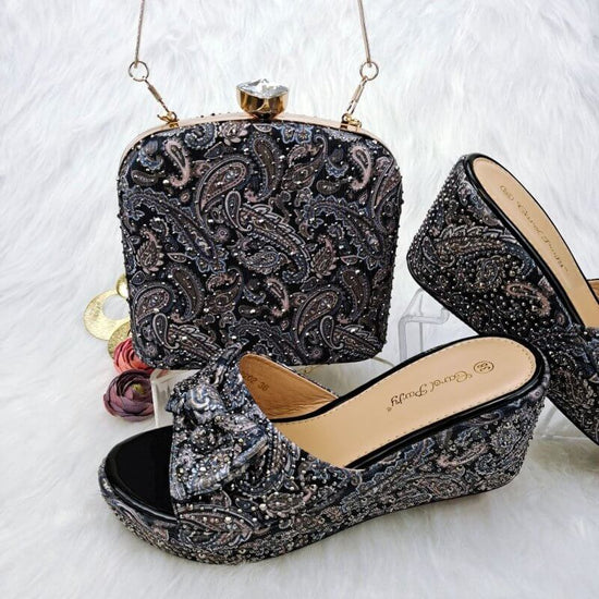 Comfortable Wedge Shoes Same Series Bag Suit $135.48 Dana Fashion Color: Black Size: 38 Women's shoes Product information: Lining material: printed cloth, microfiber Color: gold, black, green Heel height: high heels (6-8CM) Size: 39, 40, 41, 42, 38 Sole m