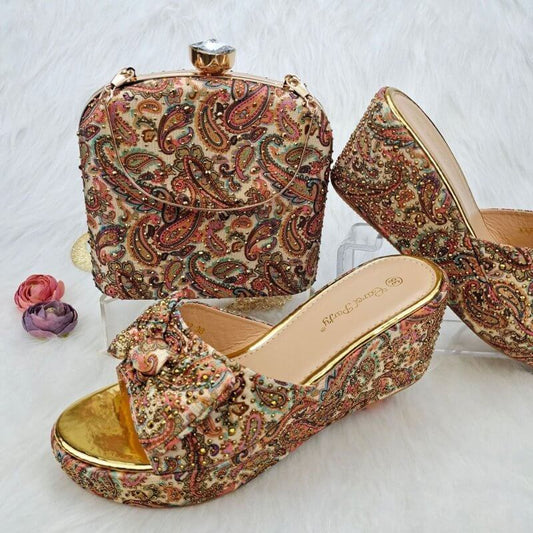 Comfortable Wedge Shoes Same Series Bag Suit $135.48 Dana Fashion Color: Black Size: 38 Women's shoes Product information: Lining material: printed cloth, microfiber Color: gold, black, green Heel height: high heels (6-8CM) Size: 39, 40, 41, 42, 38 Sole m