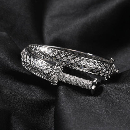 Cool Sword Personalized Bracelet Men $89.50 Dana Fashion Color: Gold Bracelet Women's Accessories Product information: Treatment Process: inlaid zircon Color: gold bracelet, silver bracelet Material: Copper Packing list: 1 x Bracelet Product Image: