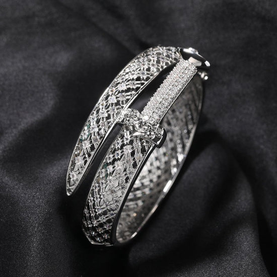 Cool Sword Personalized Bracelet Men $89.50 Dana Fashion Color: Gold Bracelet Women's Accessories Product information: Treatment Process: inlaid zircon Color: gold bracelet, silver bracelet Material: Copper Packing list: 1 x Bracelet Product Image: