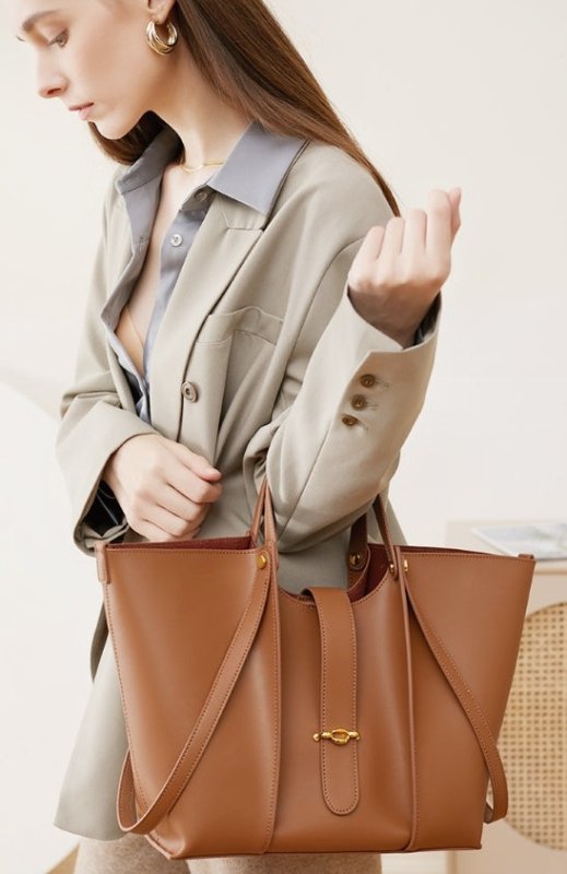 Cowhide Large Capacity Totes High-grade Women's Bag $139.00 Dana Fashion Color: Apricot Women's Bags Product information: Lining texture: Polyester Applicable scenarios: Daily matching Color: Brown, apricot Outer bag type: Sandwich pocket Leather characte