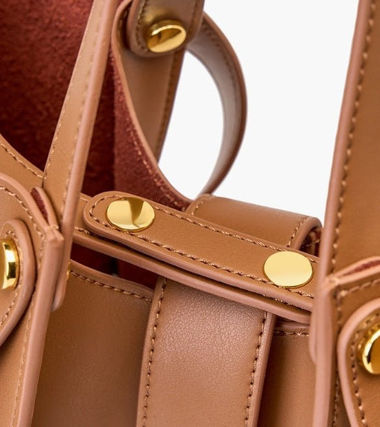 Cowhide Large Capacity Totes High-grade Women's Bag $139.00 Dana Fashion Color: Apricot Women's Bags Product information: Lining texture: Polyester Applicable scenarios: Daily matching Color: Brown, apricot Outer bag type: Sandwich pocket Leather characte