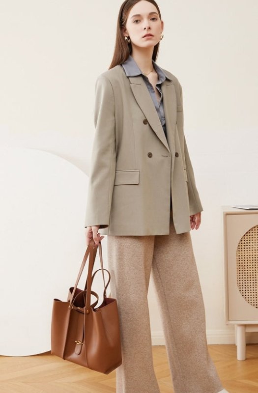 Cowhide Large Capacity Totes High-grade Women's Bag $139.00 Dana Fashion Color: Apricot Women's Bags Product information: Lining texture: Polyester Applicable scenarios: Daily matching Color: Brown, apricot Outer bag type: Sandwich pocket Leather characte