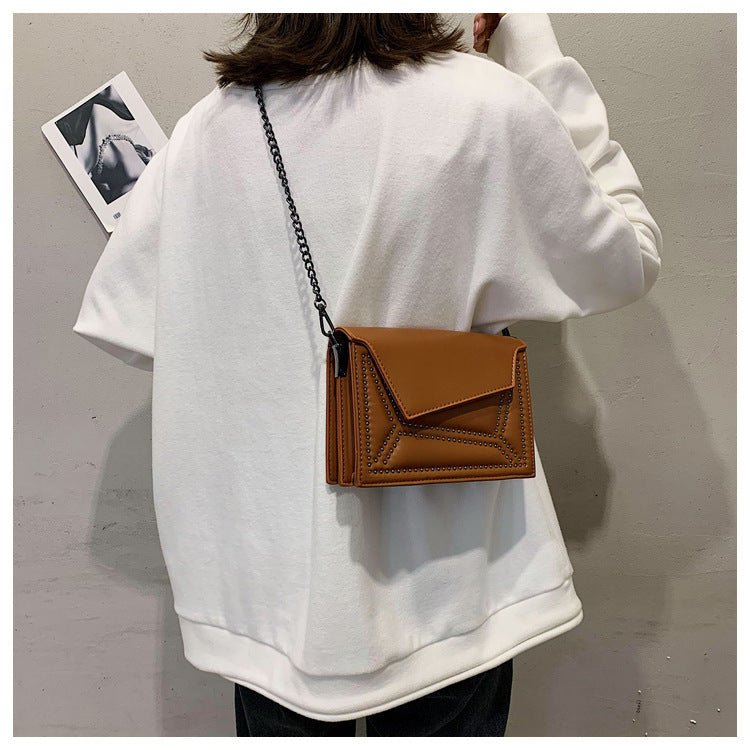 Cross-body rivet bag for lady $38.25 Dana Fashion Color: Brown Women's Bags Fabric texture: PU The width of the height The thickness of the 19.5 14 7 unit：cm 1.Please allow 2-3cm differences due to manual measurement. 2. Please check the size chart carefu