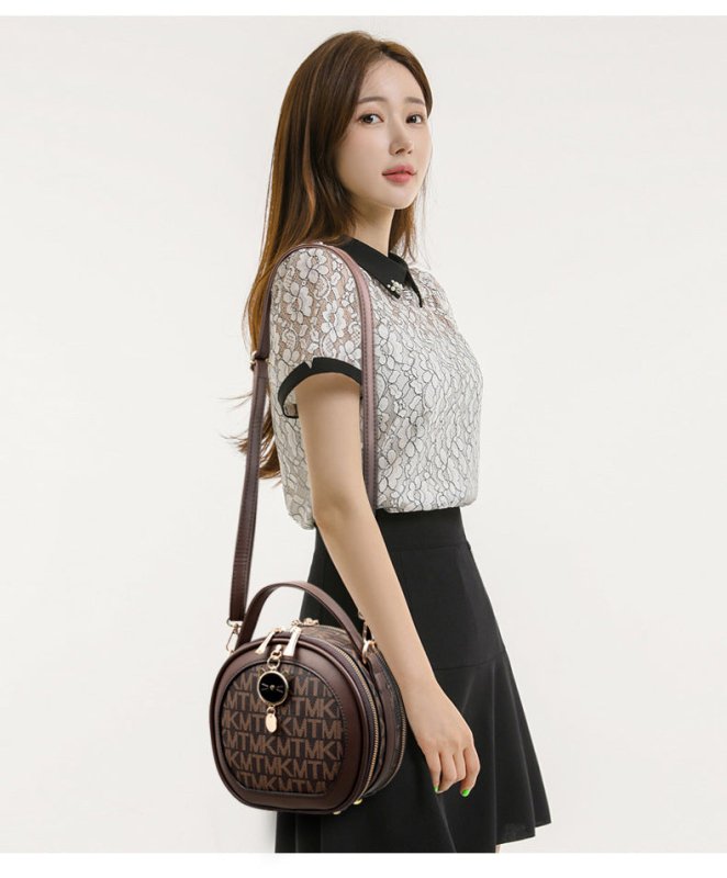 Crossbody Portable Printed Small Round Bag Soft Leather $44.52 Dana Fashion Color: Bear White Women's shoes Product information: Applicable scenarios: Daily matching Color: TMK Brown, rhombus White, bear White, Diamond Blue, MX Brown Material: PU Style: U