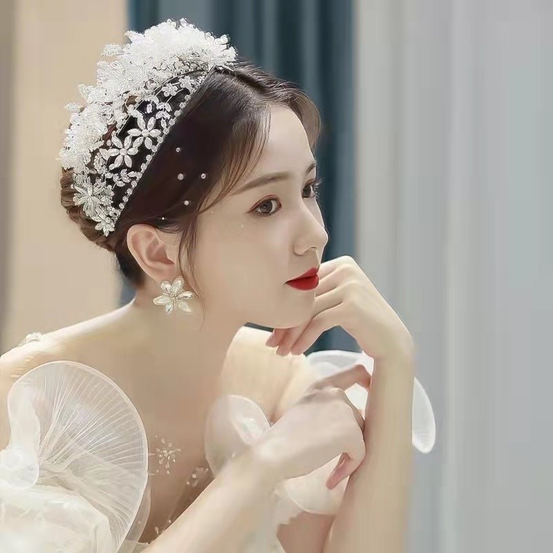 Crystal Headband Styling Accessories $48.56 Dana Fashion style: FD1096 Women's Accessories Product information: Material: Crystal Style: Hairband Color: FD1096 Size: width 7 * curved surface 40CM Weight: 102g Packing list: Hair accessories*1