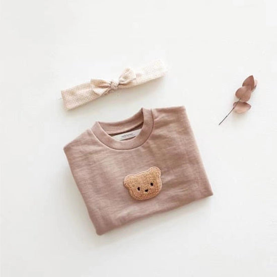 Cute Embroidered Crew Neck Top With Bear Head $26.17 Dana Fashion Color: Coffee Child size: 100cm Baby Clothing Product information: Material: Cotton Style: Korean Sleeve length: long sleeve Closed style: pullover Elements: cute Color: beige, coffee, whit