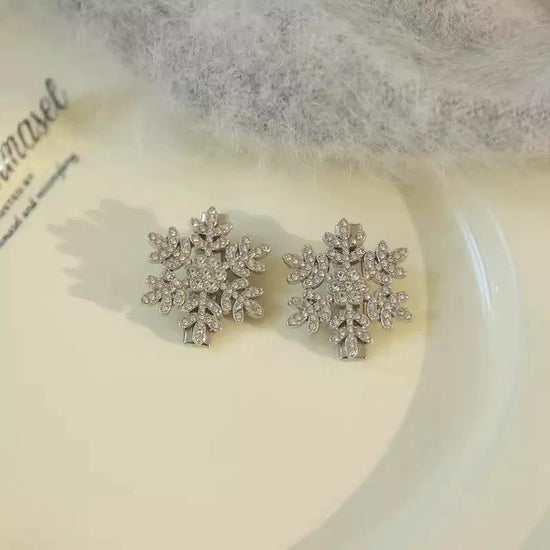 Cyrstal Snowflake Pearl Hair Clip Winter Girls Small Sweet Bobby Pins Women Fashion Retro Flower Hairside Headwear Accessories Hair Jewelry $6.05 Dana Fashion Color: Antlers Rhinestone Snowflake Women's Accessories Overview: Unique design, stylish and bea