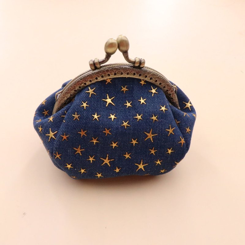 Denim Cloth Vintage Handmade Women's Hand-held Coin Purse Hasp Card $20.00 Dana Fashion Color: Blue Women's Bags Product information: Pattern: Flowers Lining texture: polyester cotton Applicable scenario: home storage Color: blue, black, Rose Red, light b