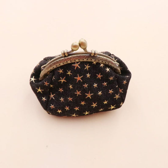 Denim Cloth Vintage Handmade Women's Hand-held Coin Purse Hasp Card $20.00 Dana Fashion Color: Black Women's Bags Product information: Pattern: Flowers Lining texture: polyester cotton Applicable scenario: home storage Color: blue, black, Rose Red, light