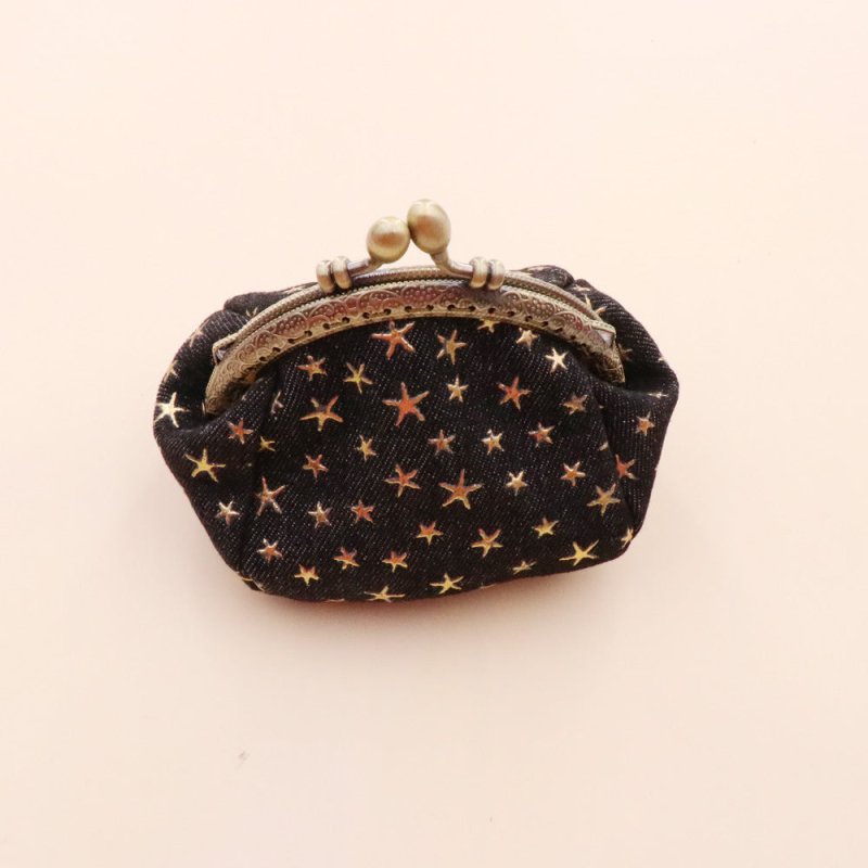 Denim Cloth Vintage Handmade Women's Hand-held Coin Purse Hasp Card $20.00 Dana Fashion Color: Black Women's Bags Product information: Pattern: Flowers Lining texture: polyester cotton Applicable scenario: home storage Color: blue, black, Rose Red, light